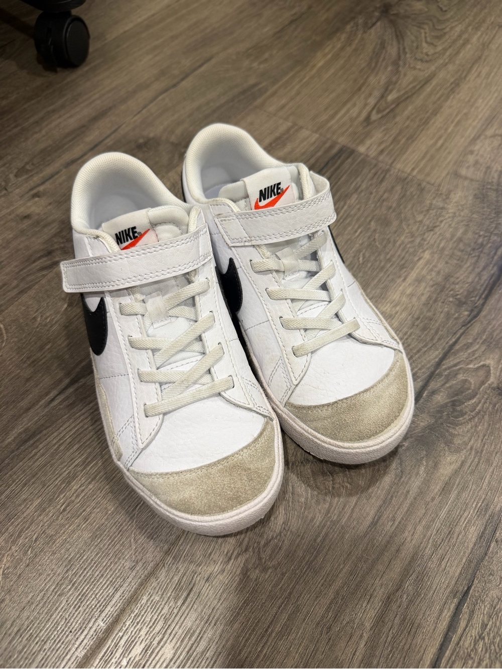 Nike White and Black Kids Low-Top Sneakers with Suede Toe